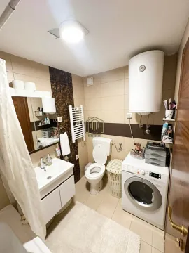 Kupatilo opremljeno sanitarijama, umivaonikom, tuš kabinom i veš mašinom. - image 6