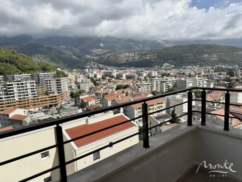 Pogled na grad i planine sa balkona sa crnom ogradom. - image 12