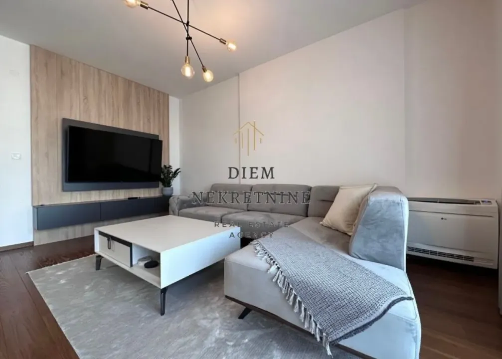 Izdavanje, dvosoban stan, 80m², Master Kvart, Podgorica