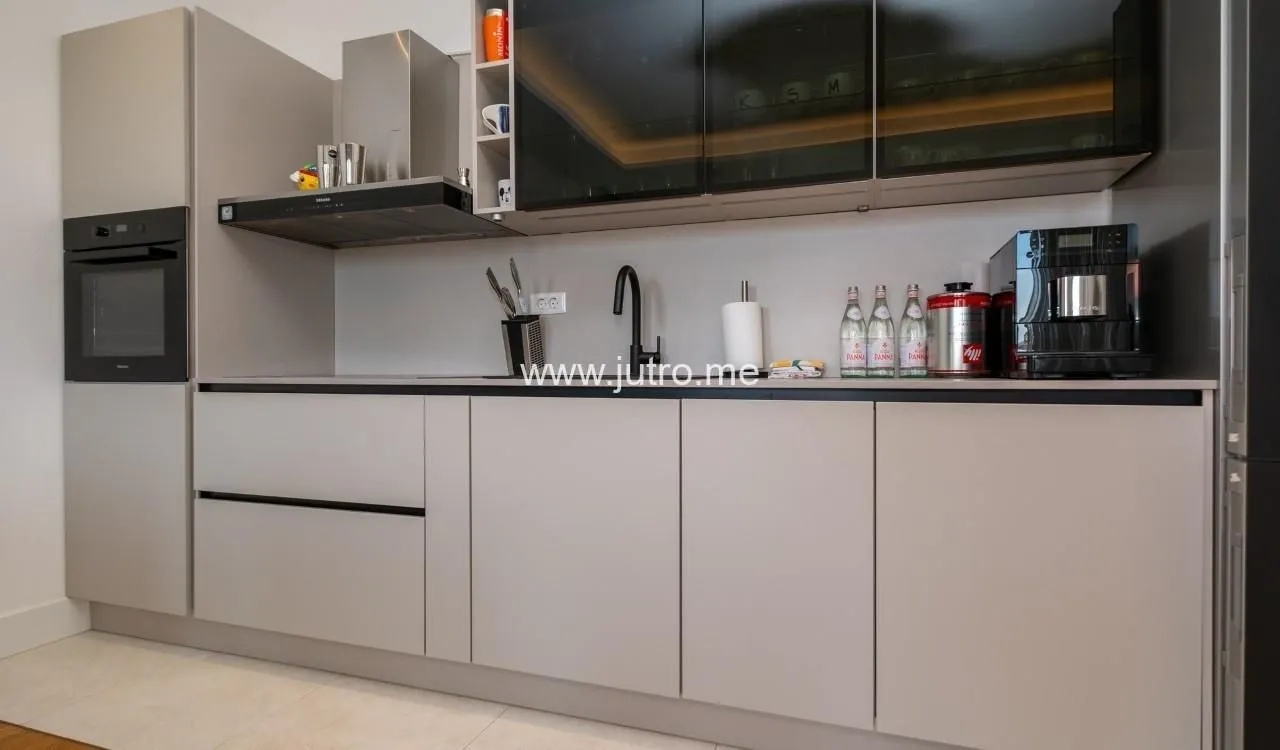 Prodaja, dvosoban stan, 103m², Centar, Tivat