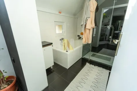 Kupatilo sa kadom, tuš kabinom i belim pločicama. - image 22