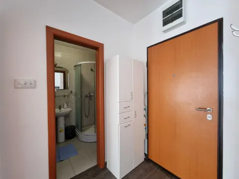 Rent, one bedroom apartment, 44m², Budva, Crna Gora - image 17
