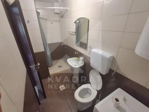 Manje kupatilo sa tuš kabinom, umivaonikom i toaletom. - image 7