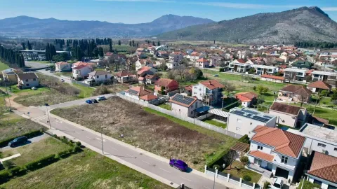 Pogled iz vazduha na naselje i okolinu. - image 12