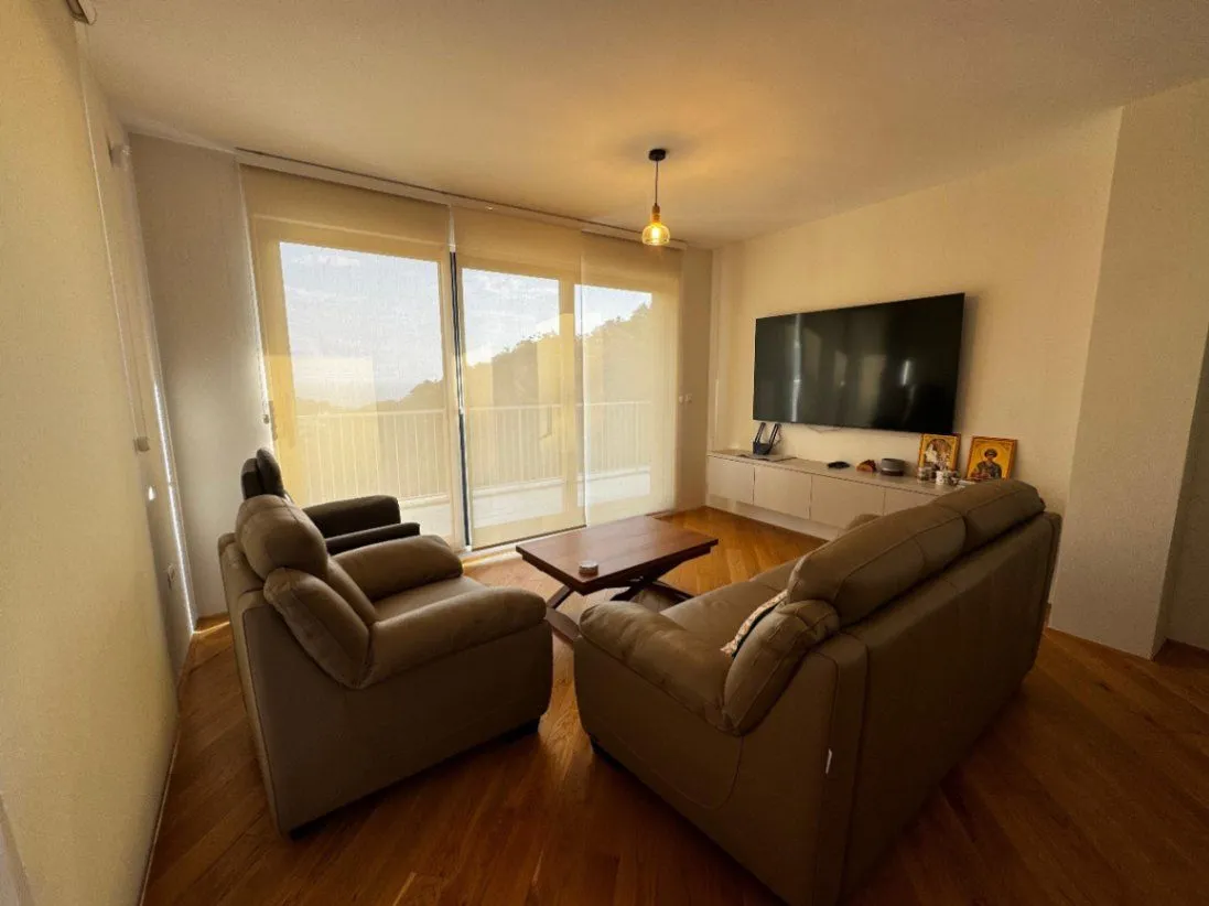 Izdavanje, kuća, 300m², Pržno, Budva