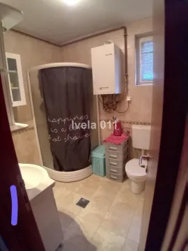 Manje kupatilo sa tuš kabinom, umivaonikom i wc šoljom. - image 17