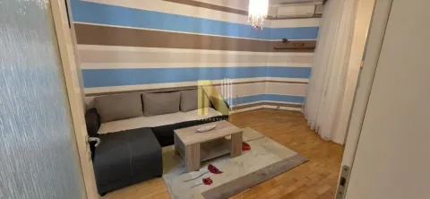 Dnevna soba sa ugaonom garniturom i stočićem. - image 2