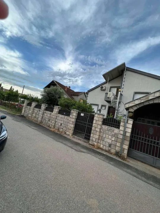 Prodaja, kuća, 356m², Zagorič, Podgorica
