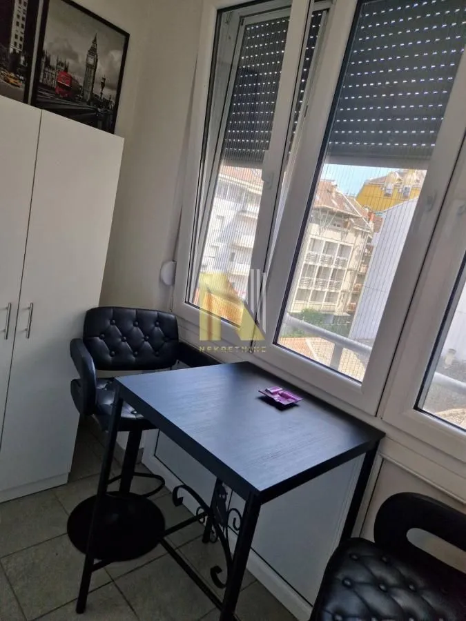 Izdavanje, dvosoban stan, 56m², Centar, Novi Sad
