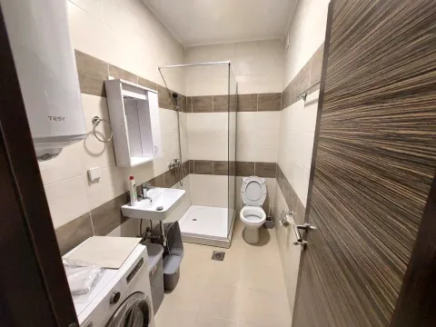 Kupatilo opremljeno tuš kabinom, umivaonikom, toaletom i veš mašinom. - image 3