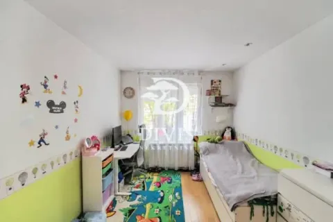 Dečja soba sa krevetom, radnim stolom i raznobojnim detaljima. - image 8