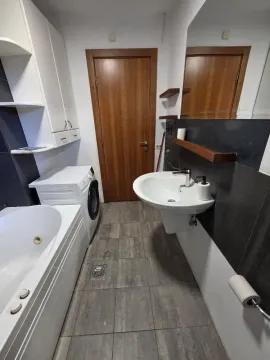 Kupatilo sa kadom, umivaonikom i mašinom za veš. - image 16