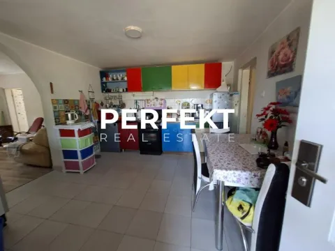Kuhinja sa šarenim elementima i trpezarijskim stolom. - image 10