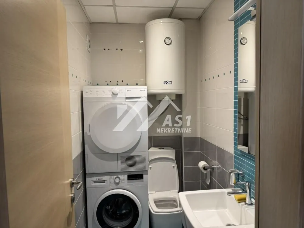 Izdavanje, četvorosoban stan, 136m², Centar, Novi Sad