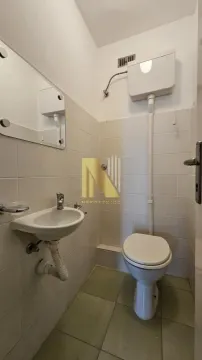 Manje kupatilo sa lavaboom, wc šoljom i zidnim ogledalom. - image 21