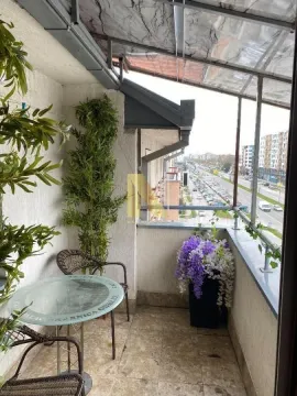 Natkriveni balkon sa garniturom za sedenje i ukrasnim biljkama. - image 10