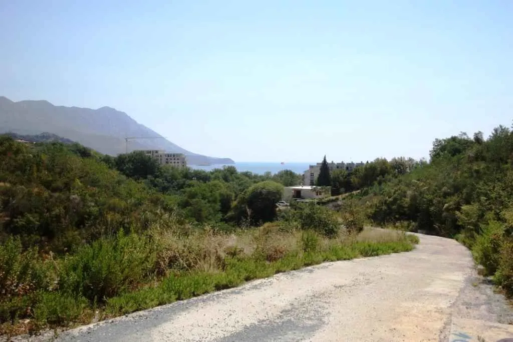 Pogled na okolinu i more sa pristupnog puta.