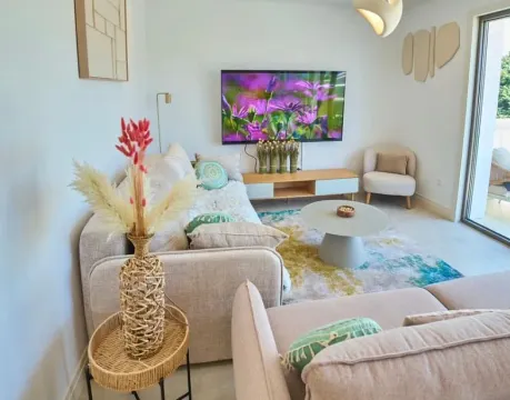 Moderna dnevna soba sa garniturom, televizorom i izlazom na terasu. - image 13