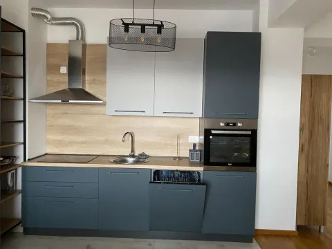 Moderna kuhinja sa ugradnim elementima i aparaturom. - image 14