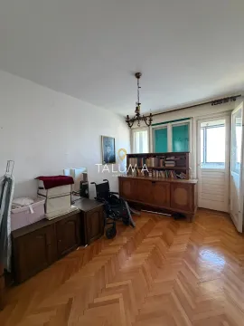Dnevna soba sa drvenim parketom, namještajem i izlazom na terasu. - image 10