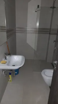 Moderne opremljeno kupatilo sa tuš kabinom i umivaonikom. - image 6