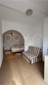 Dnevni boravak sa kaučem i prolazom u spavaću sobu. - image 8