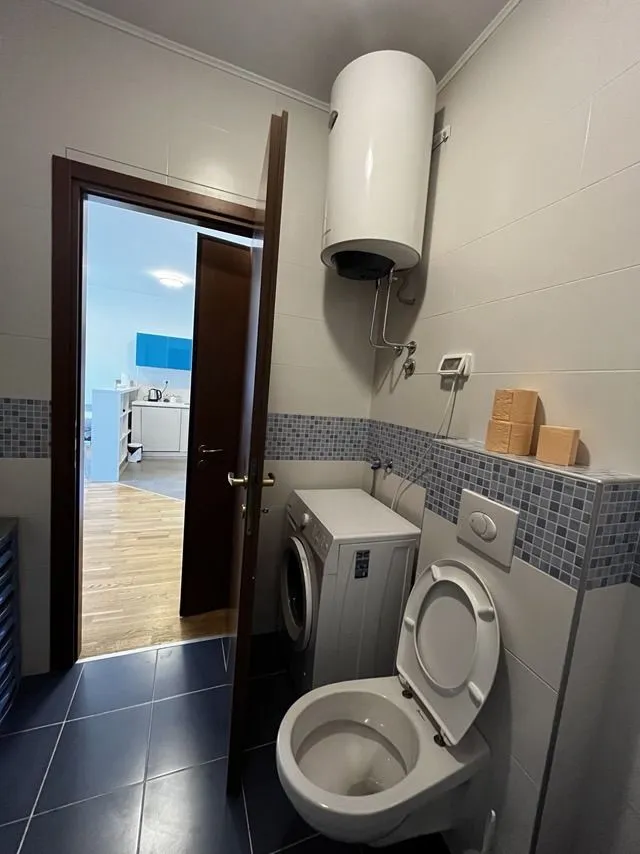Kupatilo sa toaletom, veš mašinom i bojlerom.