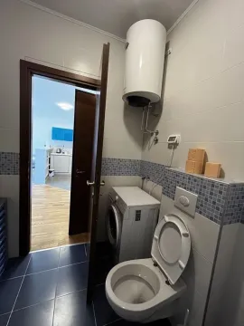 Kupatilo sa toaletom, veš mašinom i bojlerom. - image 7