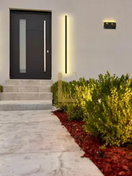 Glavni ulaz u kuću sa modernim vratima i uređenim dvorištem. - image 4
