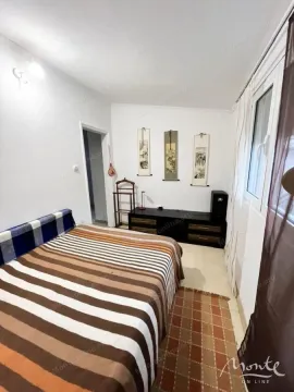 Namještena spavaća soba sa krevetom i komodom. - image 22