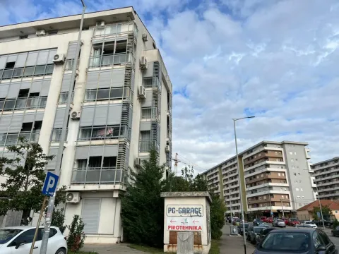 Pogled na spoljašnjost stambene zgrade i ulicu sa parkingom. - image 4