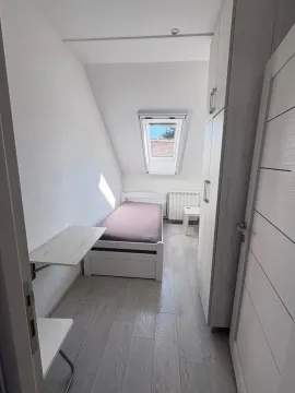 Manja spavaća soba sa krevetom, garderoberom i krovnim prozorom. - image 8