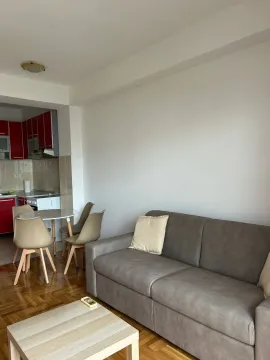 Dnevna soba sa garniturom i trpezarijom u nastavku. - image 6