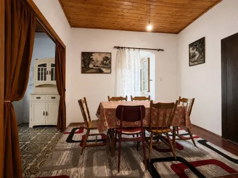 Trpezarija sa drvenim stolom i stolicama. - image 6