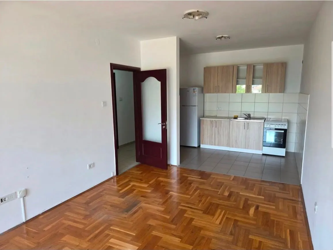 Izdavanje, jednosoban stan, 46m², Krivi Most, Podgorica