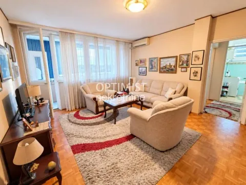 Nameštena dnevna soba sa garniturom, tepihom i izlazom na terasu. - image 9