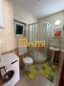 Kupatilo opremljeno tuš kabinom, umivaonikom, wc šoljom i veš mašinom. - image 24