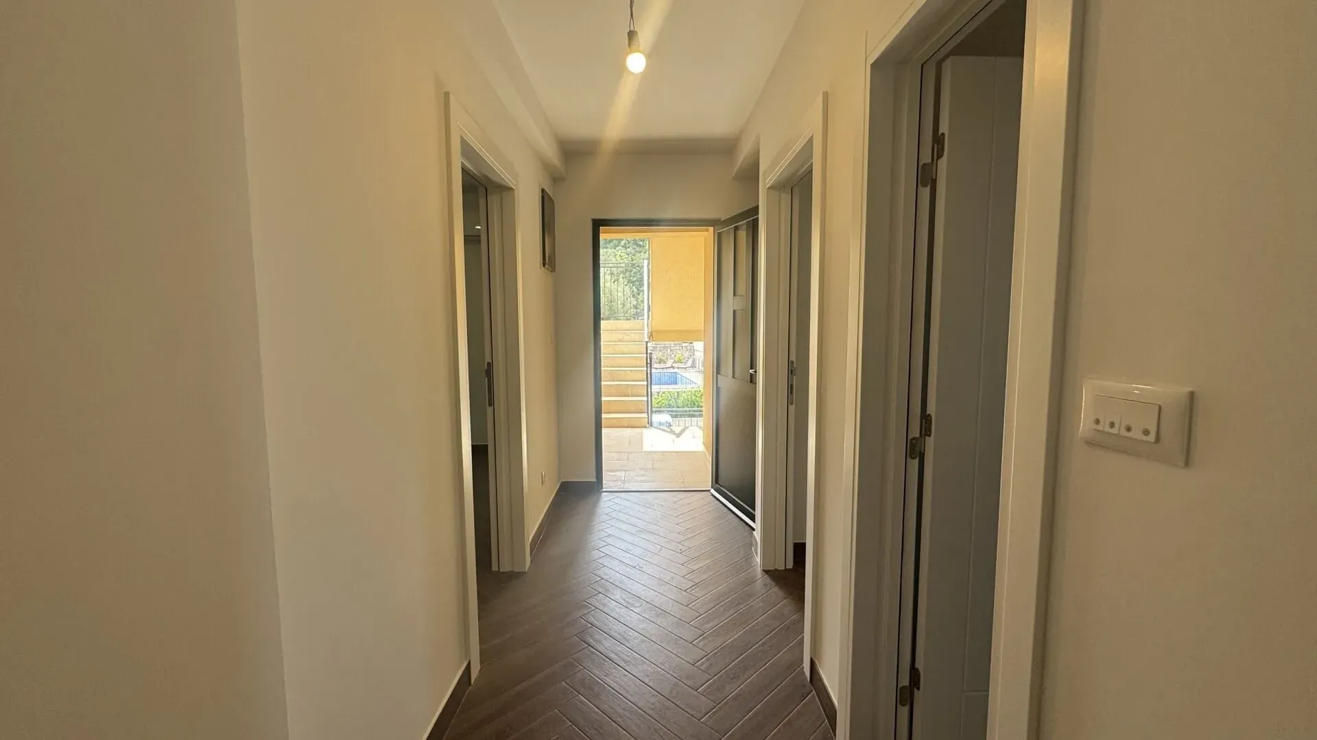Prodaja, trosoban stan, 100m², Obala Đuraševića, Tivat