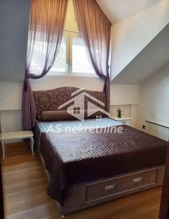 Izdavanje, četvorosoban stan, 120m², Senjak, Beograd