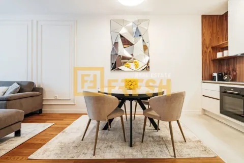 Otvoreni dnevni boravak sa trpezarijom i modernom kuhinjom. - image 3