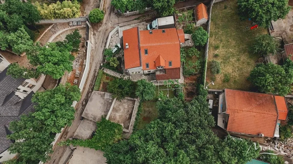 Prodaja, kuća, 350m², Velje Brdo, Podgorica
