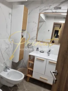 Moderno kupatilo sa umivaonikom, bideom, ogledalom i zidnim ormarićem. - image 18