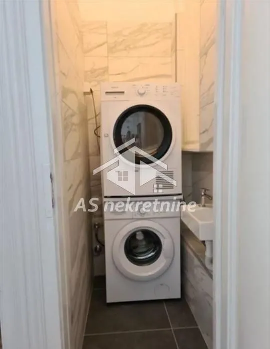Izdavanje, trosoban stan, 94m², Savski Venac, Beograd
