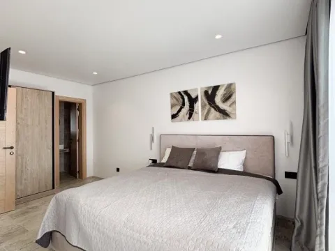 Izdavanje, kuća, 330m², Centar, Tivat - image 5