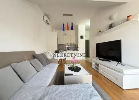 Dnevni boravak povezan sa trpezarijom i kuhinjom. - image 3