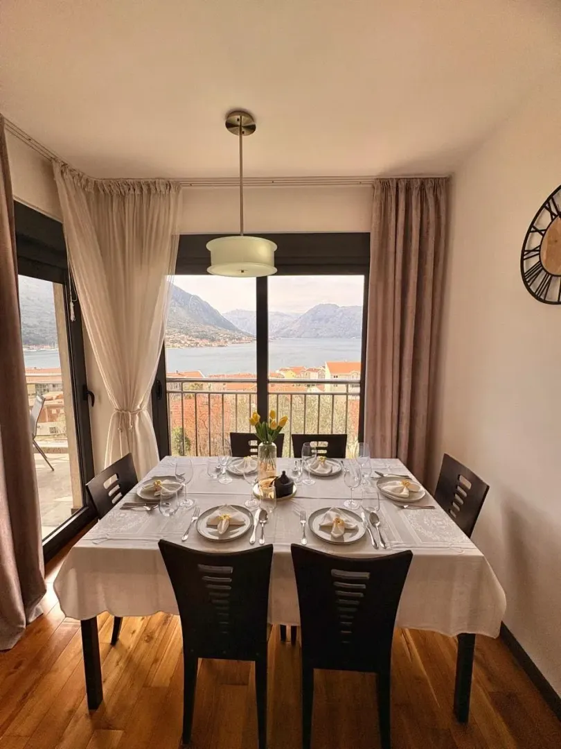 Rent, two bedroom apartment, 70m², Dobrota, Kotor
