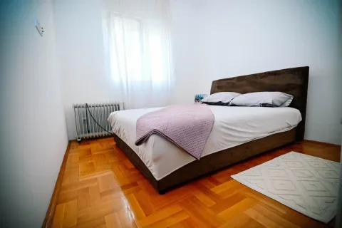 Namještena spavaća soba sa bračnim krevetom, parketom i prozorom. - image 8