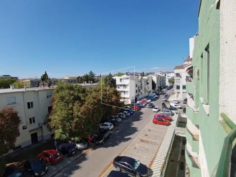Pogled sa terase na ulicu i parking ispred zgrade. - image 15