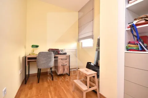 Manja soba sa radnim stolom i stolicom. - image 11