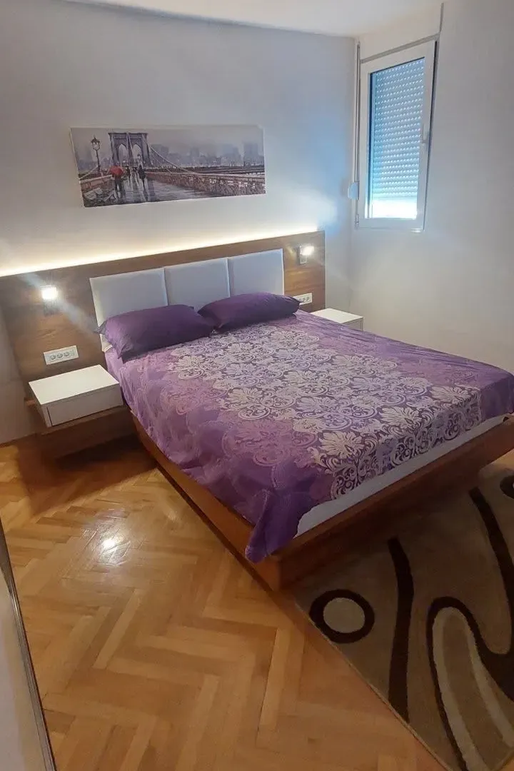 Izdavanje, dvosoban stan, 78m², Blok 5, Podgorica